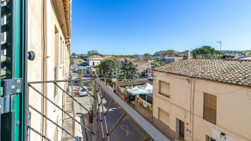 Apartamento en Pals junto al centro histórico con tres dormitorios, balcón y garaje cerrado