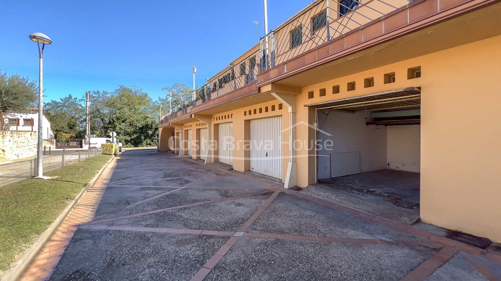 Apartamento en Pals junto al centro histórico con tres dormitorios, balcón y garaje cerrado
