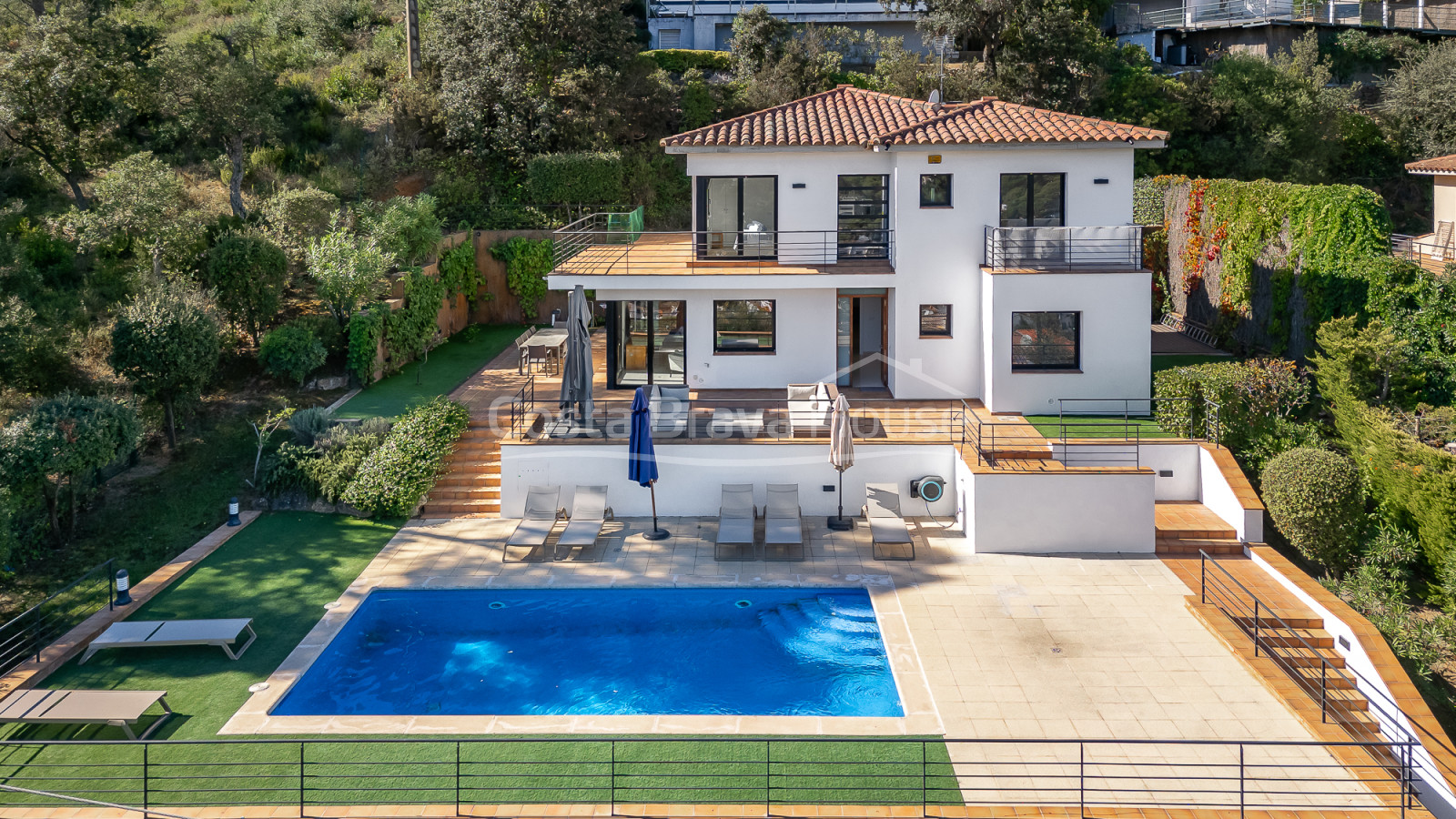 Villa en venta en Tamariu con vistas al mar, piscina privada, terrazas y garaje
