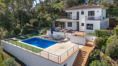 Villa à vendre à Tamariu avec vue mer, piscine privée, terrasses et garage