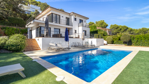 Villa te koop in Tamariu met zeezicht, privézwembad, terrassen en garage
