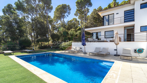 Villa à vendre à Tamariu avec vue mer, piscine privée, terrasses et garage