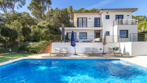 Villa en venta en Tamariu con vistas al mar, piscina privada, terrazas y garaje