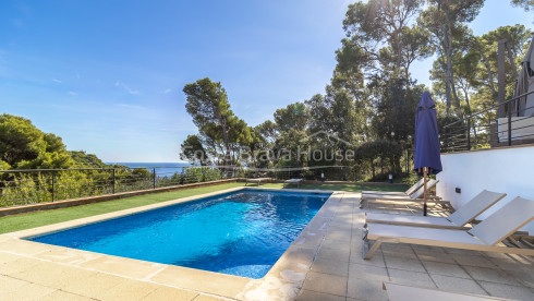 Villa en venta en Tamariu con vistas al mar, piscina privada, terrazas y garaje
