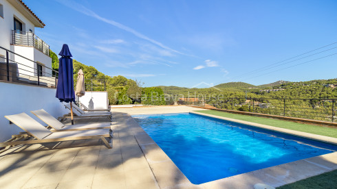 Villa en venta en Tamariu con vistas al mar, piscina privada, terrazas y garaje