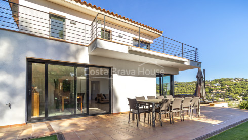 Villa à vendre à Tamariu avec vue mer, piscine privée, terrasses et garage