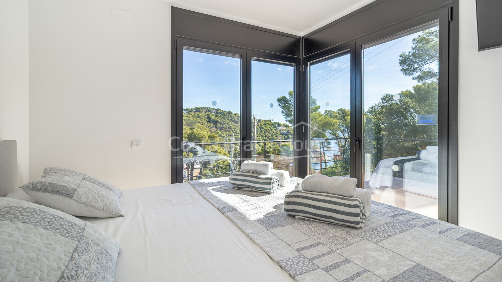 Villa en venta en Tamariu con vistas al mar, piscina privada, terrazas y garaje