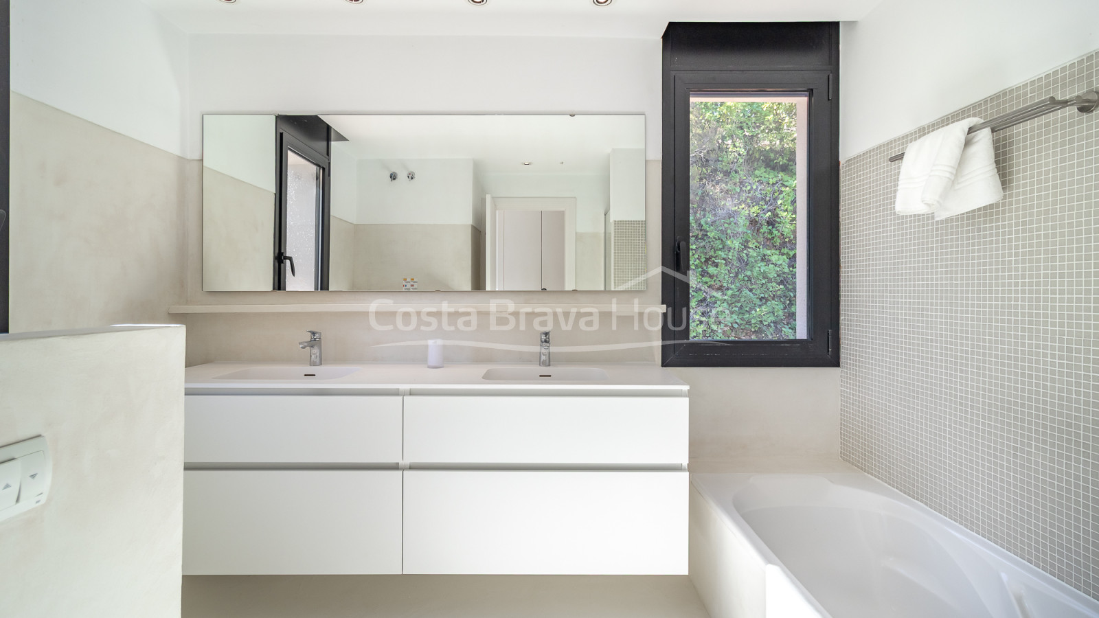 Villa en venta en Tamariu con vistas al mar, piscina privada, terrazas y garaje