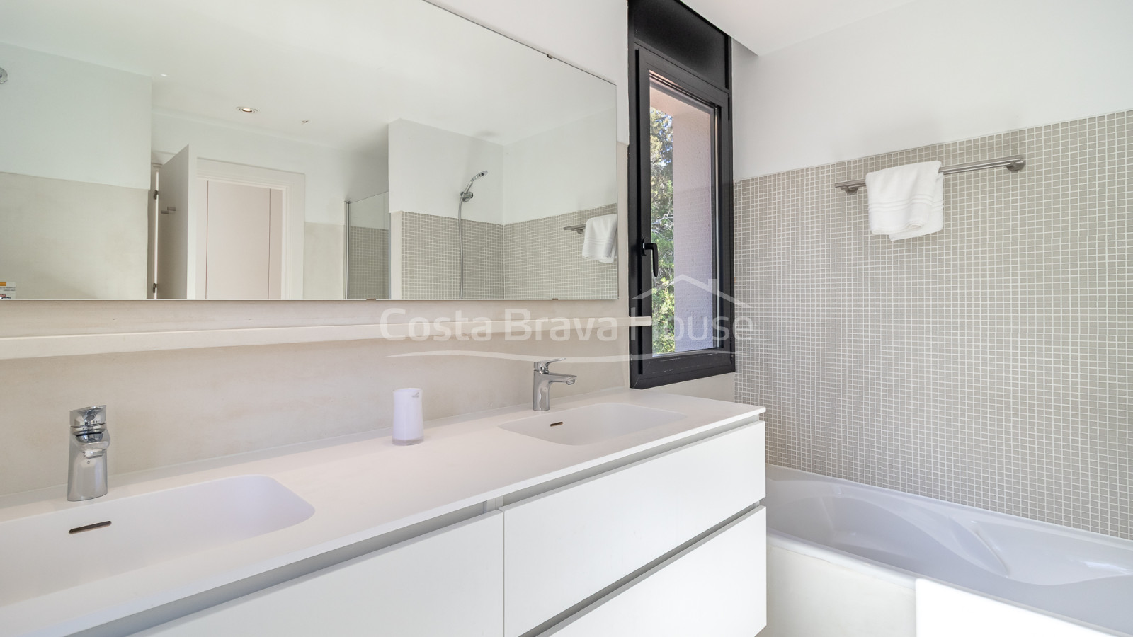 Villa en venta en Tamariu con vistas al mar, piscina privada, terrazas y garaje
