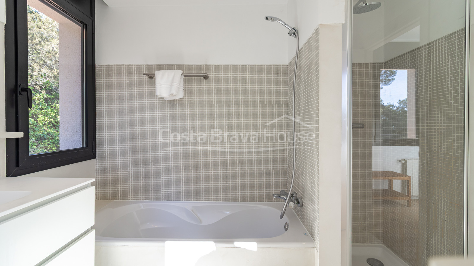 Villa en venta en Tamariu con vistas al mar, piscina privada, terrazas y garaje