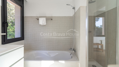 Villa à vendre à Tamariu avec vue mer, piscine privée, terrasses et garage