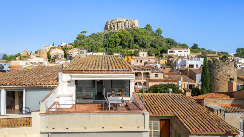 Apartamento dúplex en el centro de Begur con terraza soleada, vistas al pueblo y tres dormitorios