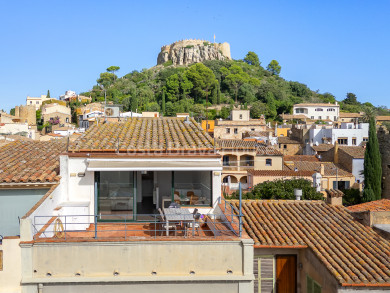 enovated duplex apartment in central Begur with a 20 m² terrace, open town views and three bedrooms