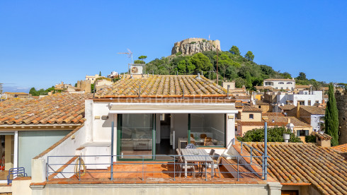 Duplexappartement in het centrum van Begur met zonnig terras, dorpszicht en drie slaapkamers