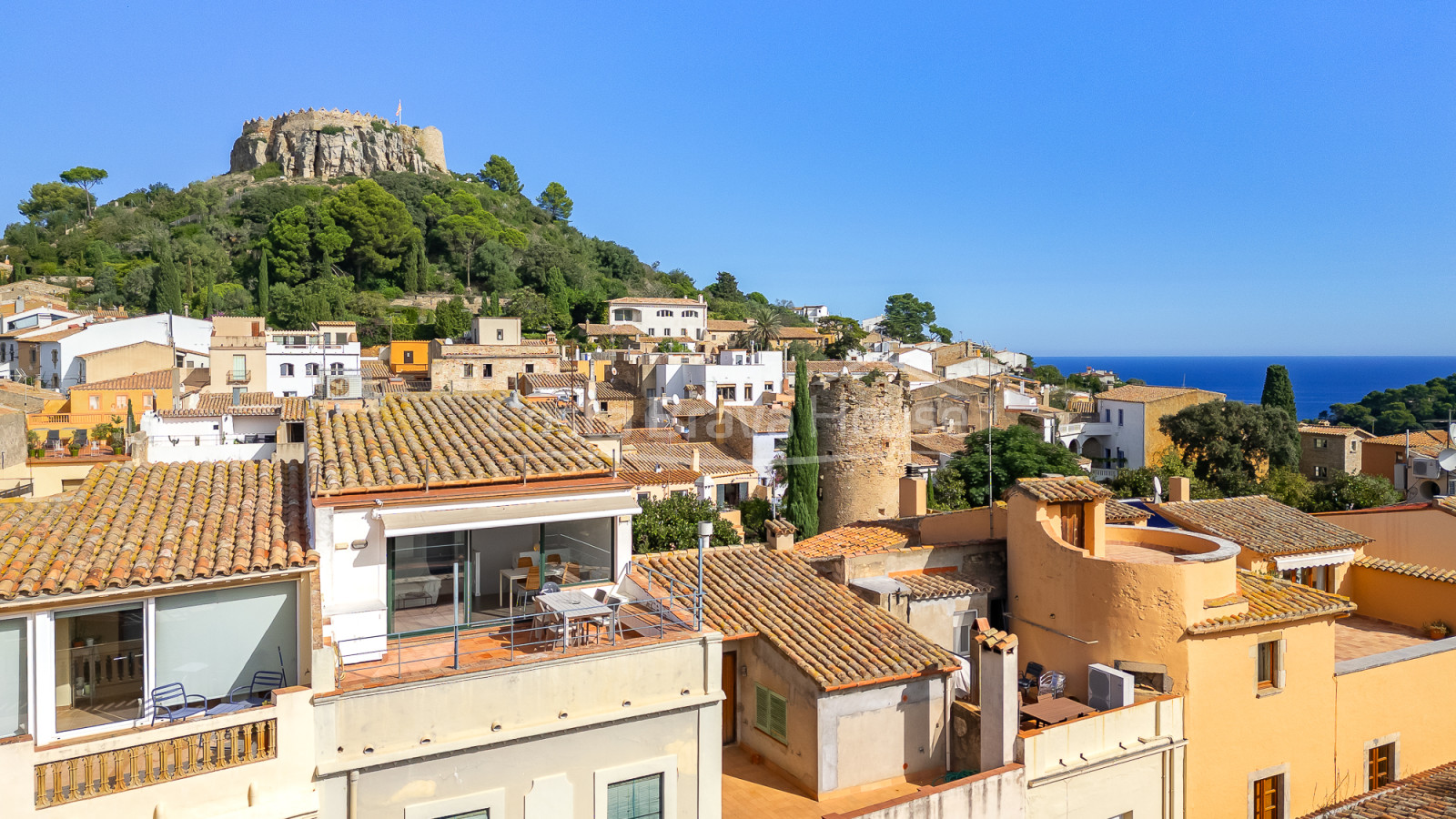 Apartamento dúplex en el centro de Begur con terraza soleada, vistas al pueblo y tres dormitorios