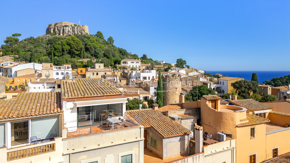 Duplex au centre de Begur avec terrasse ensoleillée, vue sur le village et trois chambres