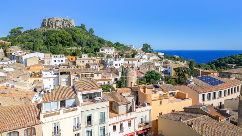 Apartament dúplex al centre de Begur amb terrassa assolellada, vistes al poble i tres dormitoris