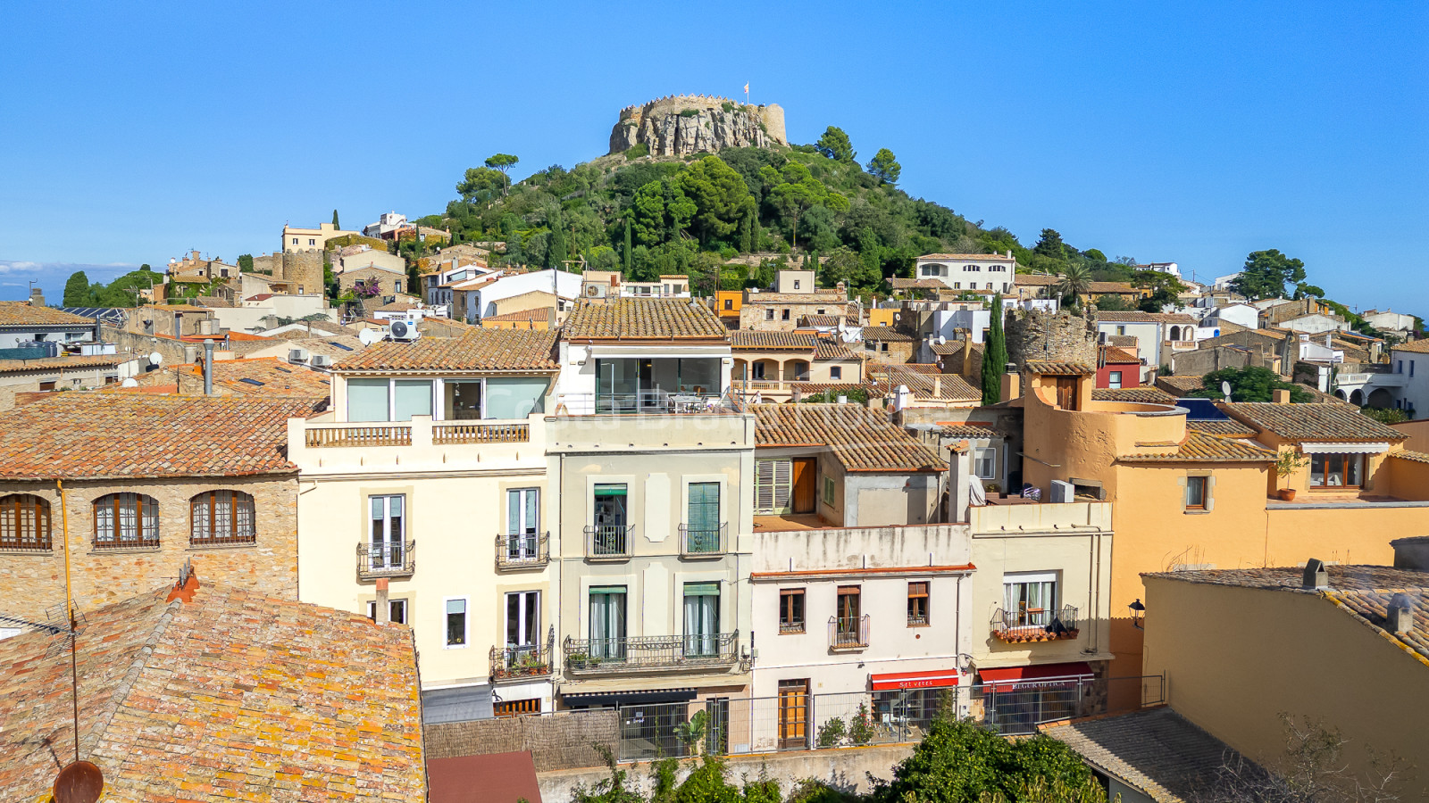 Apartamento dúplex en el centro de Begur con terraza soleada, vistas al pueblo y tres dormitorios