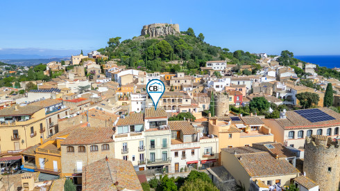 Apartament dúplex al centre de Begur amb terrassa assolellada, vistes al poble i tres dormitoris