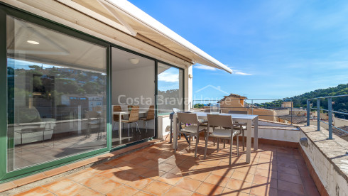 Duplex au centre de Begur avec terrasse ensoleillée, vue sur le village et trois chambres