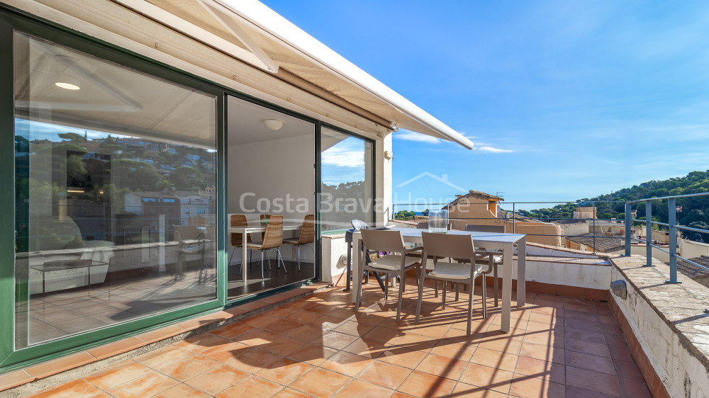 Duplex apartment in central Begur with a sunny terrace, town views and three bedrooms