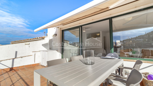 Apartamento dúplex en el centro de Begur con terraza soleada, vistas al pueblo y tres dormitorios