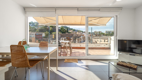 Apartamento dúplex en el centro de Begur con terraza soleada, vistas al pueblo y tres dormitorios