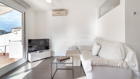 Apartament dúplex al centre de Begur amb terrassa assolellada, vistes al poble i tres dormitoris