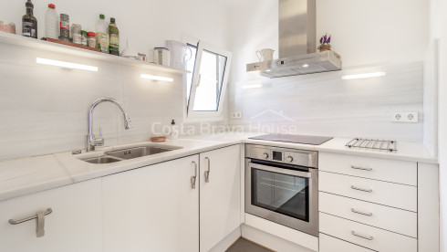 Apartament dúplex al centre de Begur amb terrassa assolellada, vistes al poble i tres dormitoris