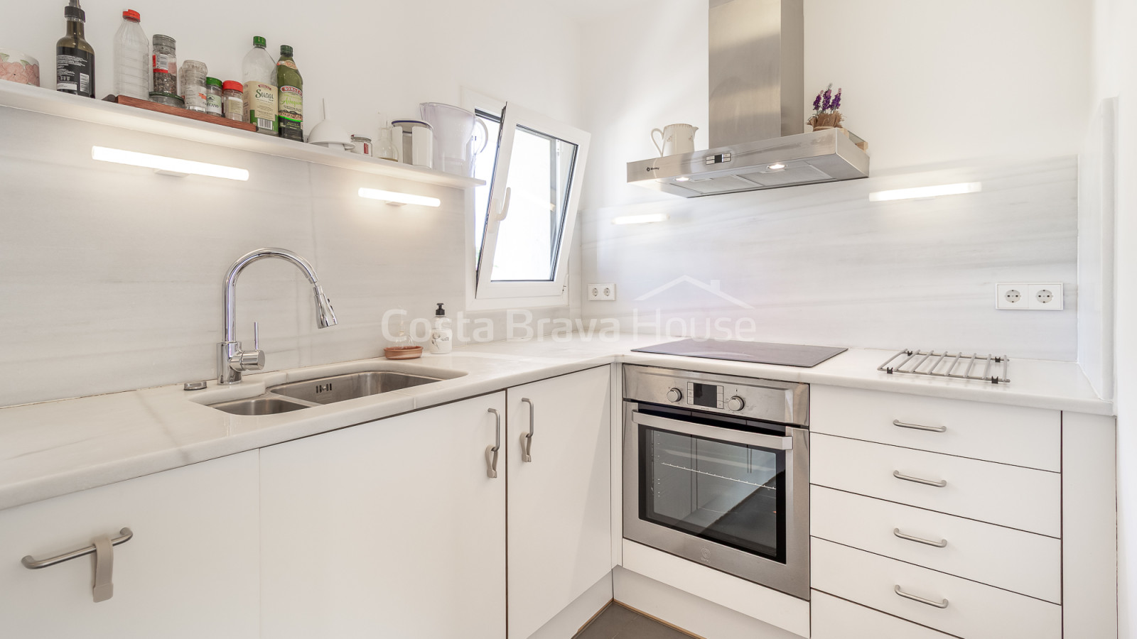 Duplexappartement in het centrum van Begur met zonnig terras, dorpszicht en drie slaapkamers