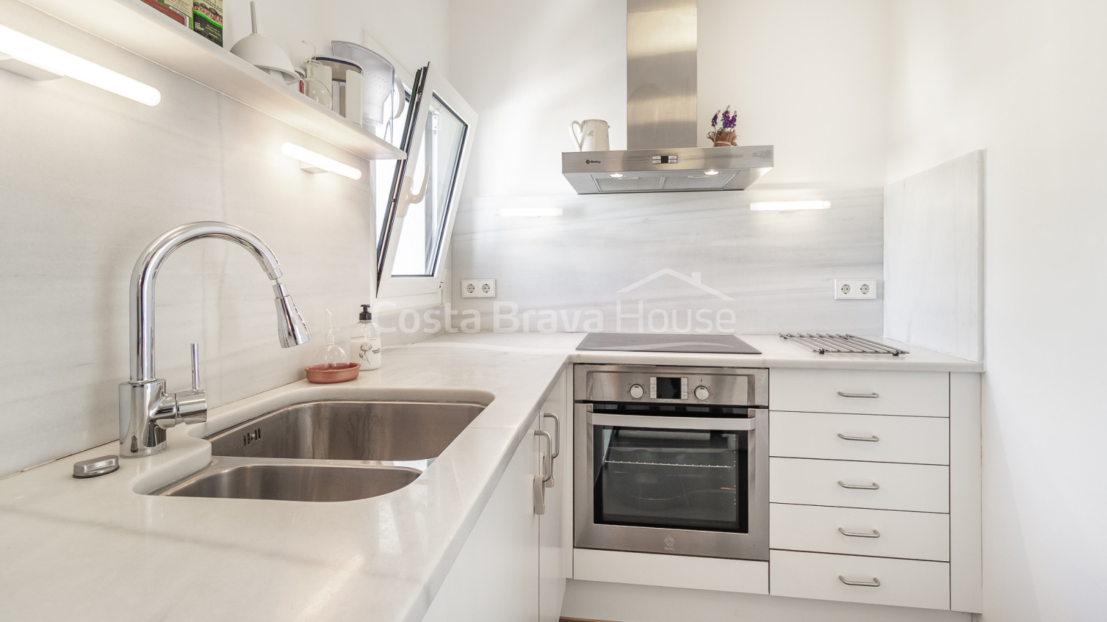 Duplex au centre de Begur avec terrasse ensoleillée, vue sur le village et trois chambres