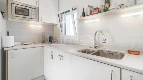 Apartament dúplex al centre de Begur amb terrassa assolellada, vistes al poble i tres dormitoris