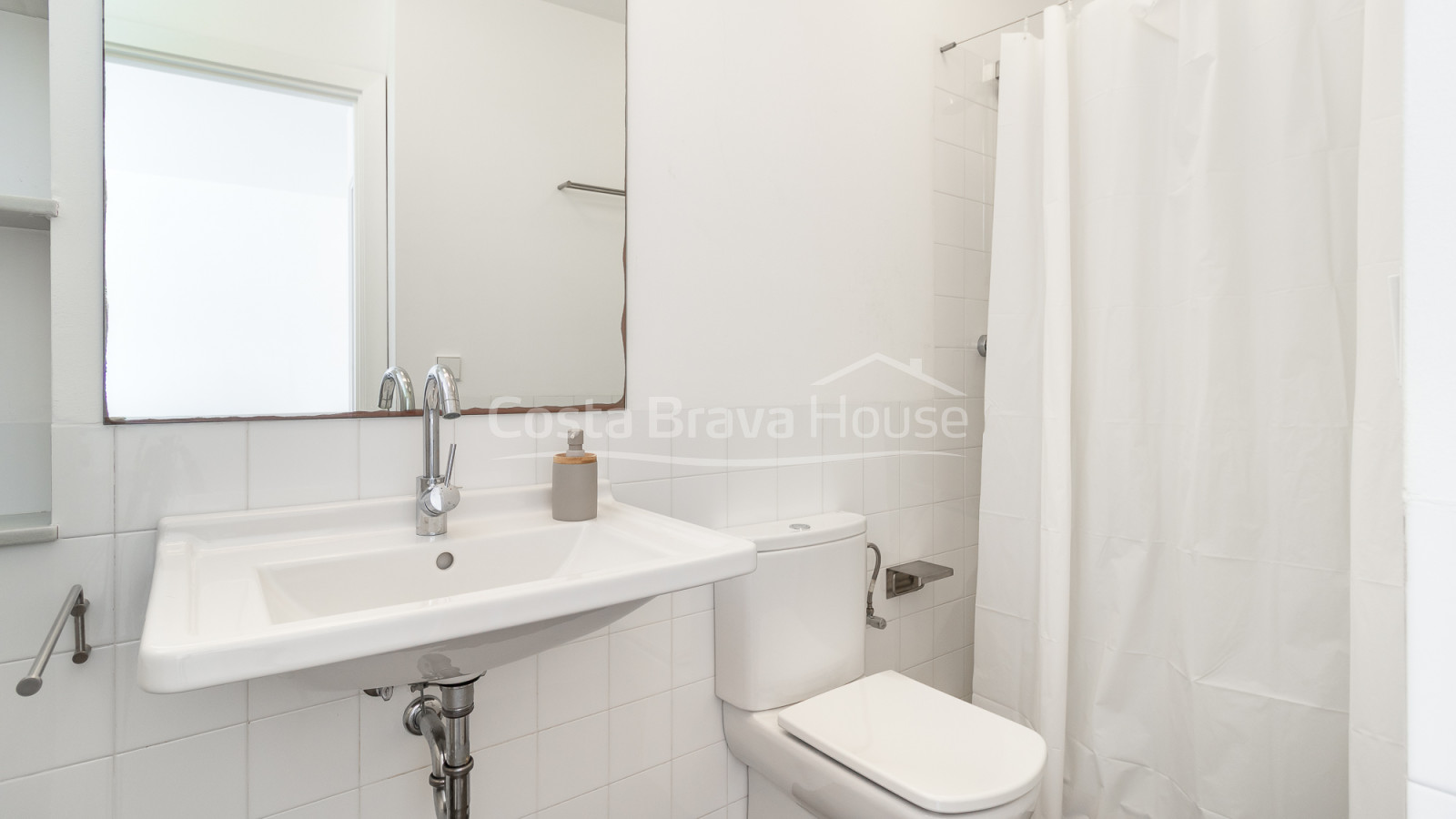 Apartamento dúplex en el centro de Begur con terraza soleada, vistas al pueblo y tres dormitorios
