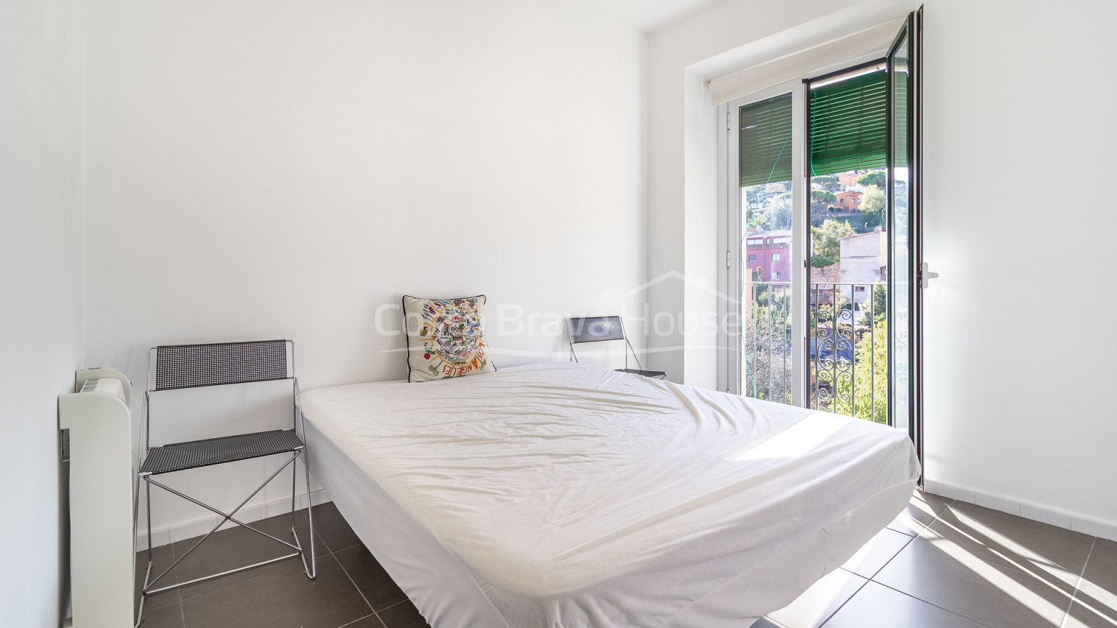 Duplexappartement in het centrum van Begur met zonnig terras, dorpszicht en drie slaapkamers