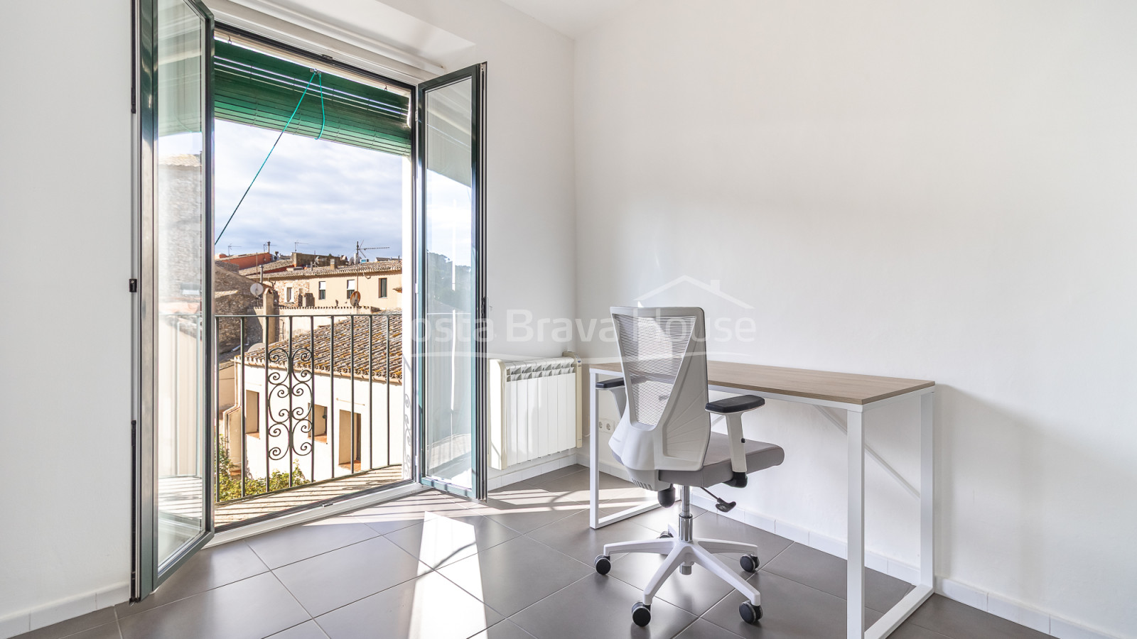 Apartamento dúplex en el centro de Begur con terraza soleada, vistas al pueblo y tres dormitorios
