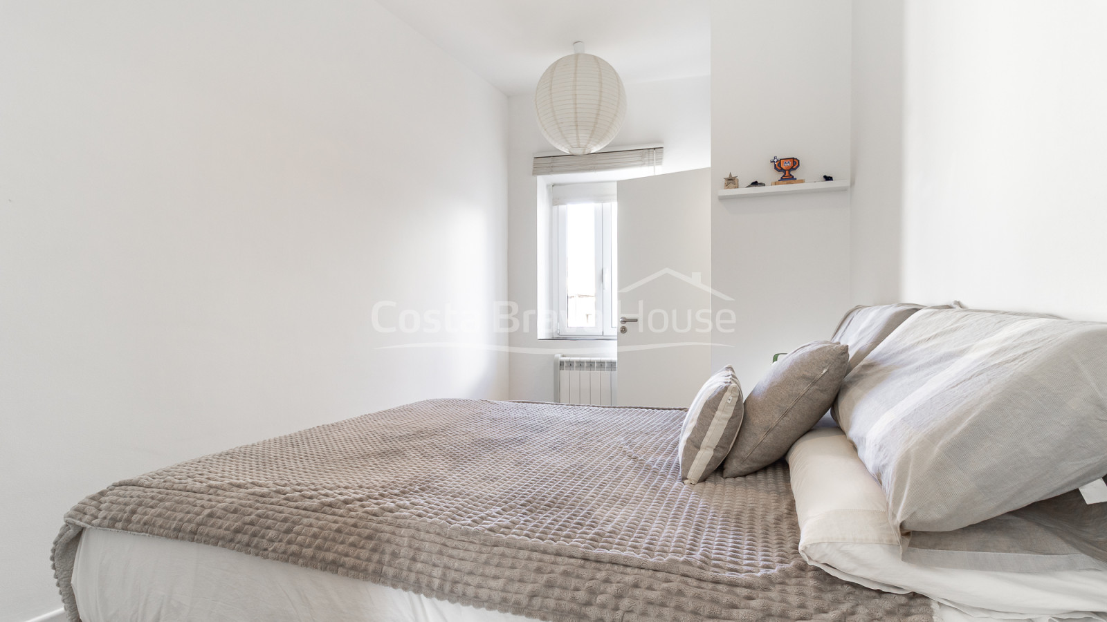 Duplex apartment in central Begur with a sunny terrace, town views and three bedrooms