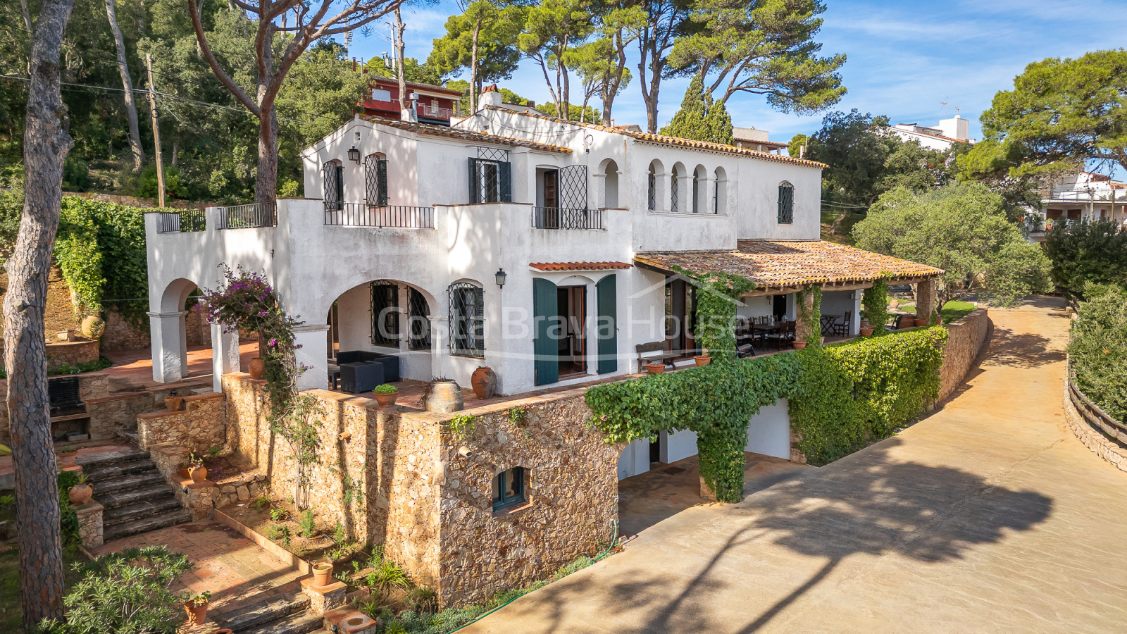 Villa en front de mer à Tamariu avec accès direct à la crique et piscine