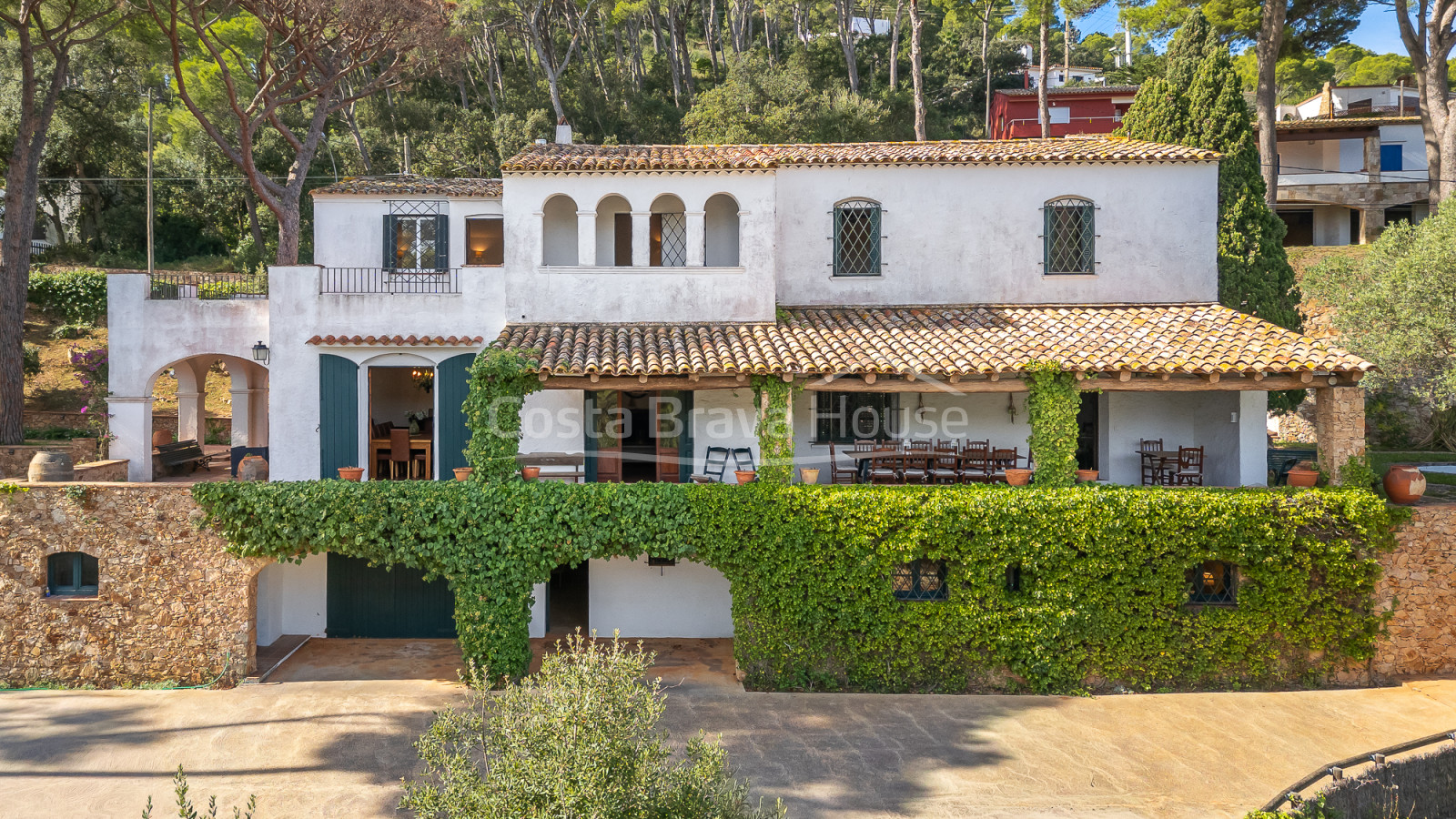 Villa en front de mer à Tamariu avec accès direct à la crique et piscine
