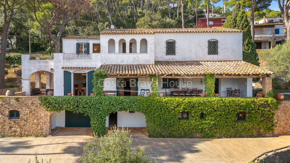 Seafront villa in Tamariu with direct access to the cove and a swimming pool