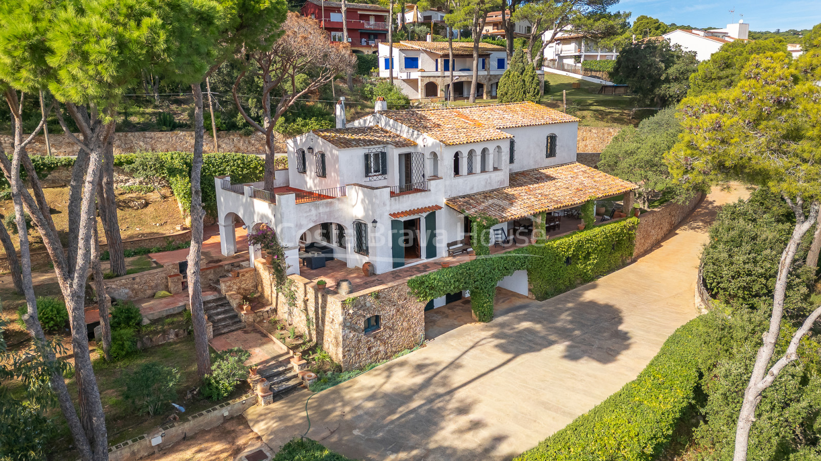Villa en front de mer à Tamariu avec accès direct à la crique et piscine