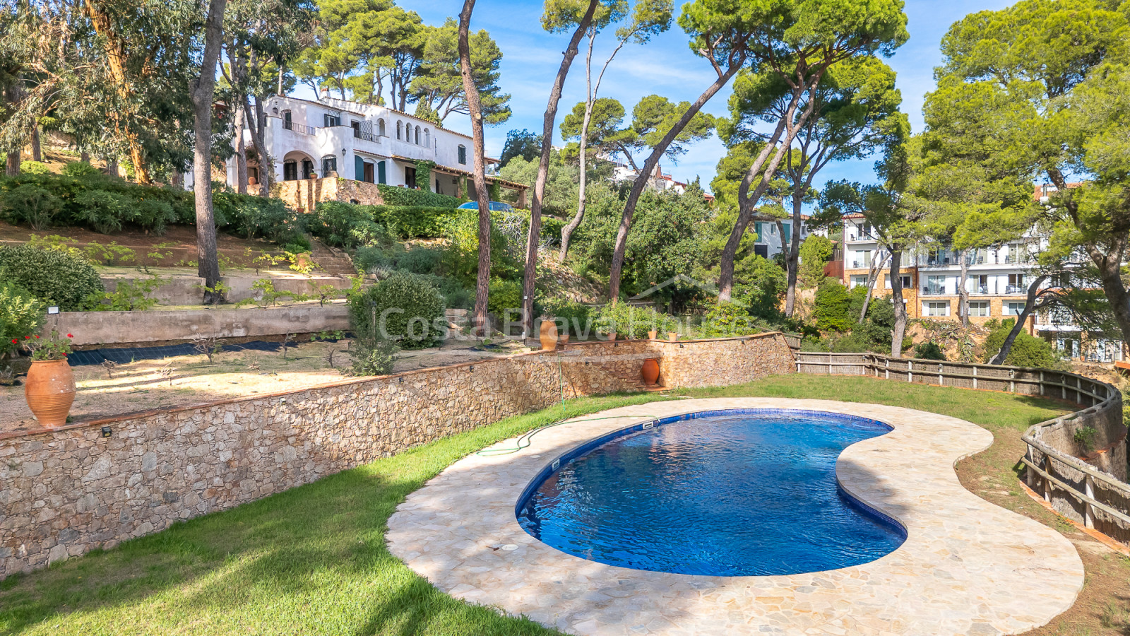 Villa en primera línea de mar en Tamariu con acceso directo a la cala y piscina