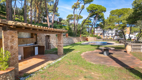 Villa en front de mer à Tamariu avec accès direct à la crique et piscine