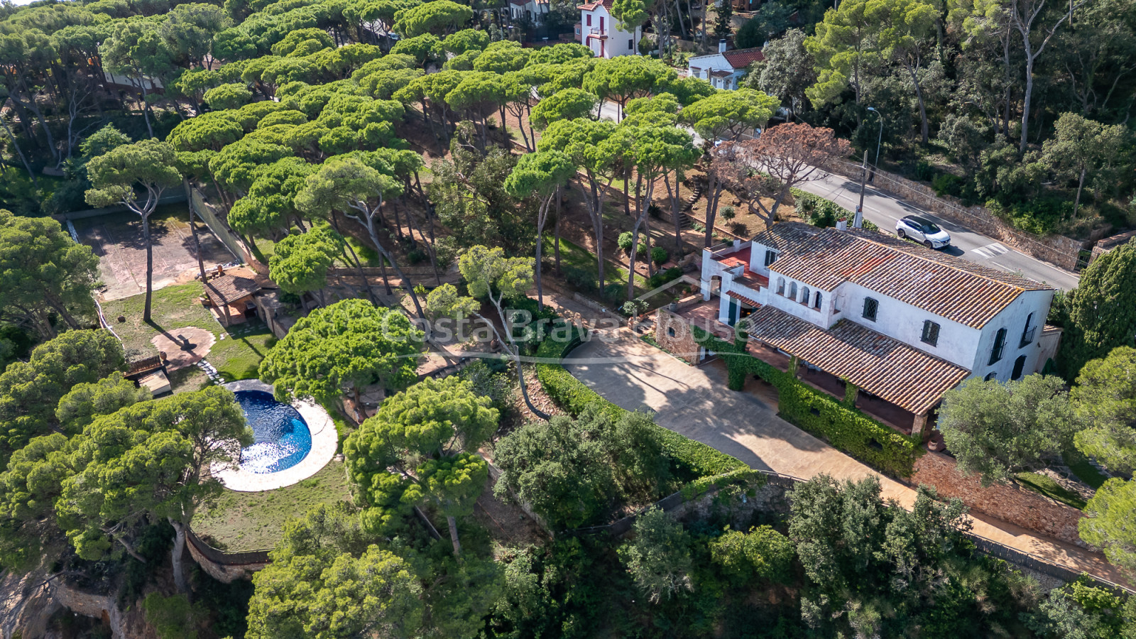 Vil·la a primera línia de mar a Tamariu amb accés directe a la cala i piscina