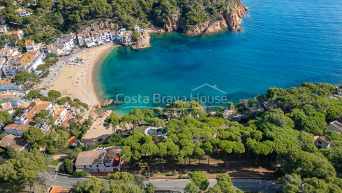 Villa en front de mer à Tamariu avec accès direct à la crique et piscine
