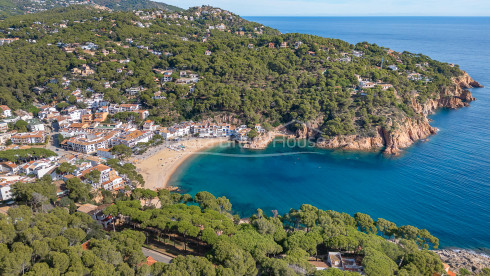 Villa en primera línea de mar en Tamariu con acceso directo a la cala y piscina