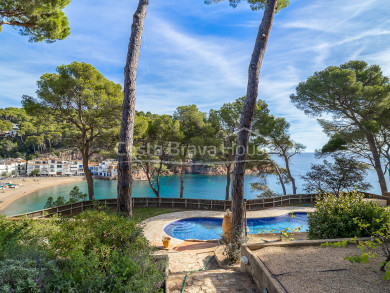 Villa en front de mer à Tamariu avec accès direct à la crique, terrain privé de 7 495 m² et vue sur la Méditerranée
