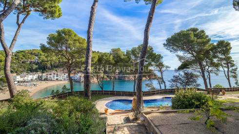 Villa en front de mer à Tamariu avec accès direct à la crique et piscine