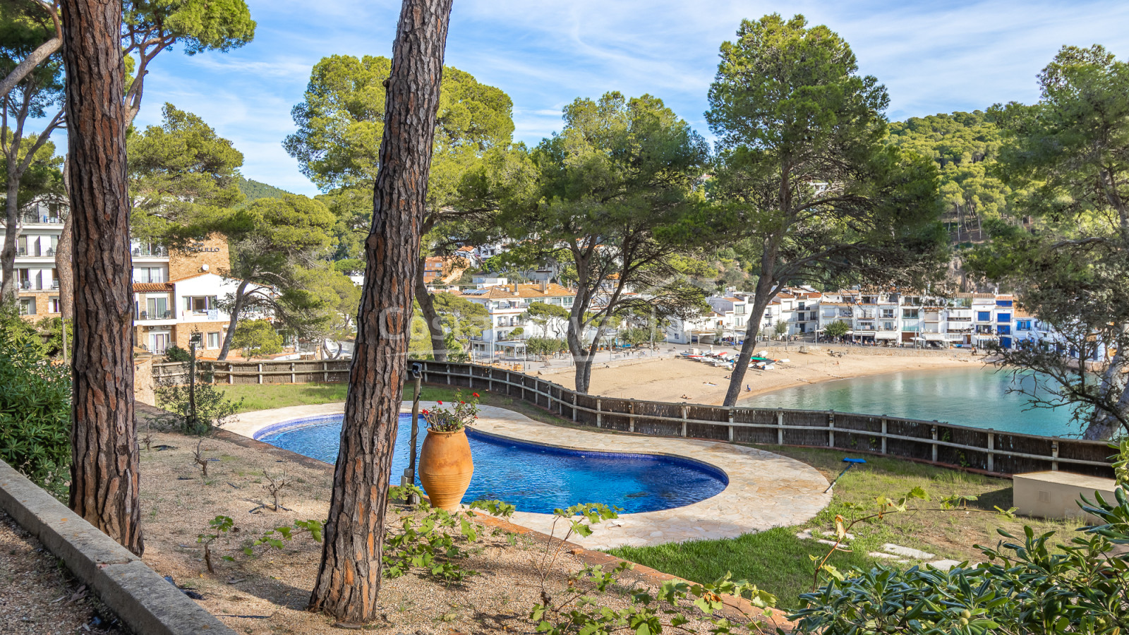 Vil·la a primera línia de mar a Tamariu amb accés directe a la cala i piscina