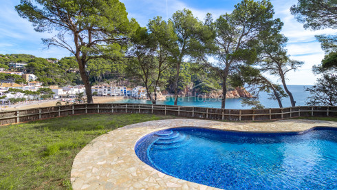 Villa en front de mer à Tamariu avec accès direct à la crique et piscine