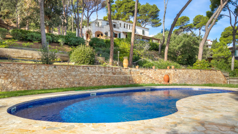 Villa en front de mer à Tamariu avec accès direct à la crique et piscine